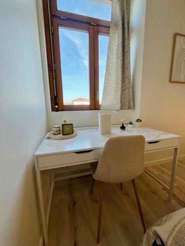 - un bureau avec une fenêtre et une chaise dans la chambre dans l'établissement Le coin de Mel, Parking privé, 6 personnes, à Saint-Alban-de-Roche