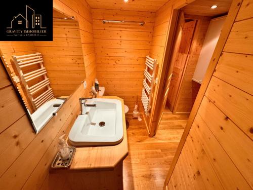 Camera in legno dotata di bagno con servizi igienici. di Triplex Exceptionnel à La Clusaz a La Clusaz