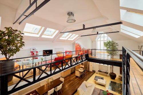 Cette chambre offre une vue sur un loft doté de lucarnes. dans l'établissement Luxury Two-Story Designer Loft in Paris Epicenter - Bright and Spacious, à Paris