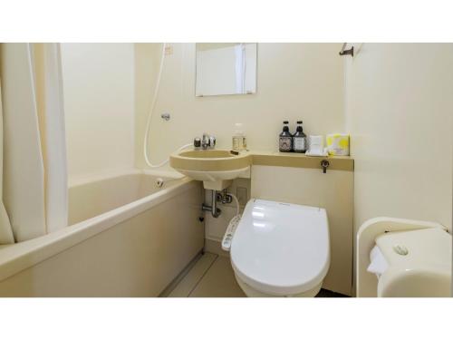 延岡市にあるNobeoka Royal Hotel - Vacation STAY 24870vのトイレと洗面台を備えた白いバスルーム