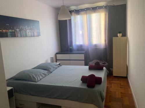 une chambre avec un lit avec deux ours en peluche dessus dans l'établissement Appartement cosy proche des plages et commodités, à Nice