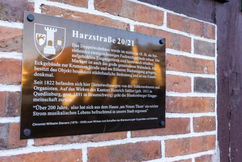 a plaque on the wall of a brick wall at Ferienwohnung am Neuen Thore III in Blankenburg