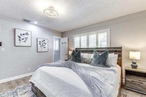 a bedroom with a bed and a window at 3 Mi to Shore Couples Getaway in Lighthouse Point in Lighthouse Point