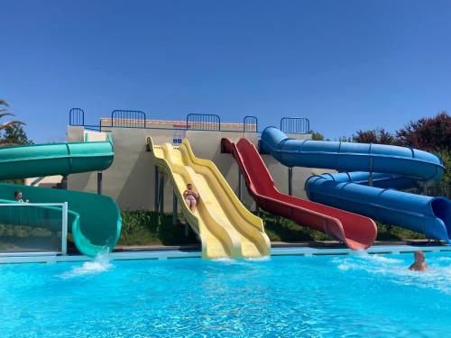 - un parc aquatique avec toboggan dans la piscine dans l'établissement Birch Breeze - 2 bedroom mobile home at Camping Les Amiaux, à Saint-Jean-de-Monts
