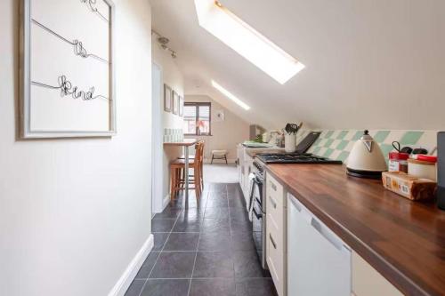 Dapur atau dapur kecil di Cosy Village Apartment in Nottingham with parking