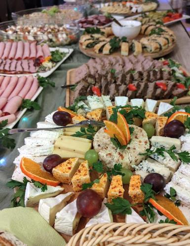 ein Buffet mit vielen verschiedenen Käse- und Fleischsorten. in der Unterkunft AGAT Karpacz in Karpacz