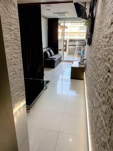 - un salon avec un canapé et du carrelage dans l'établissement Cap Red Room, au Cap d'Agde