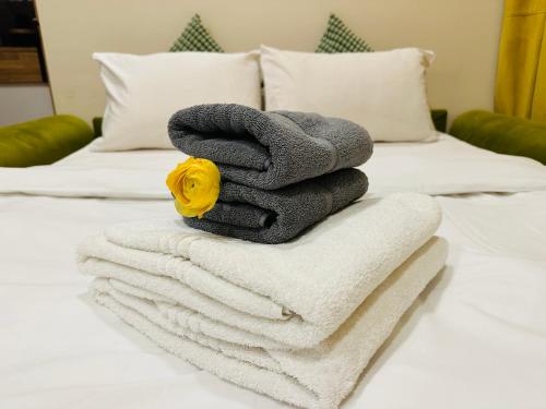 Una pila de toallas encima de una cama en Amber Apartment Nice - Central Highlights and Beach, en Niza