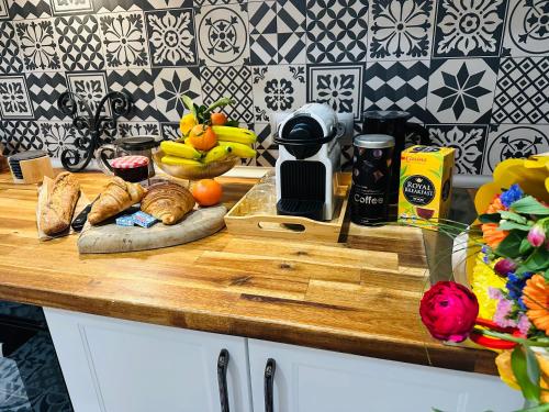 una encimera con tabla de cortar con pan y fruta en Amber Apartment Nice - Central Highlights and Beach, en Niza