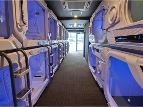 Фотография из галереи Capsule Hotel Manyudo"There are no private rooms," - Vacation STAY 33390v в Киото