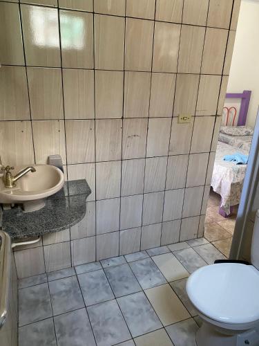 a bathroom with a toilet and a sink at Casa do Marcus in Barra do Garças