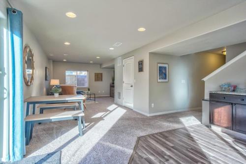 Φωτογραφία από το άλμπουμ του Lindenmere Retreat Private Basement w Fire Pit σε Monument