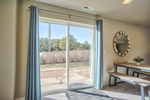 Φωτογραφία από το άλμπουμ του Lindenmere Retreat Private Basement w Fire Pit σε Monument