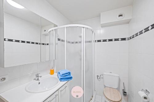 Casa Tropezina by BLOSS familieappartement met terras في أوستند: حمام أبيض مع دش ومغسلة