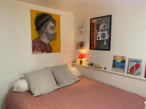 - une chambre avec un lit et des photos sur le mur dans l'établissement Superbe T3- Two bedrooms appartment with garden and pétanque! Perfect Spot!, à Bordeaux