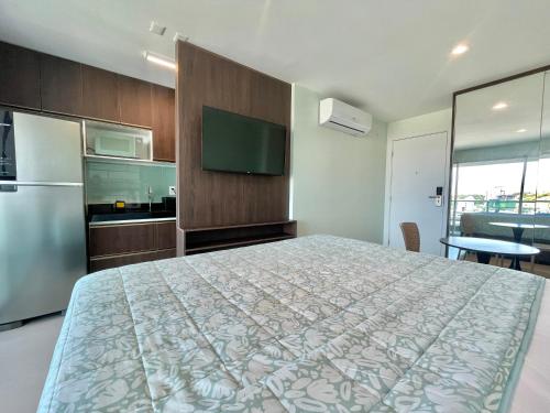 een slaapkamer met een groot bed en een tv bij RN Studio Premium Max Rev in Maceió