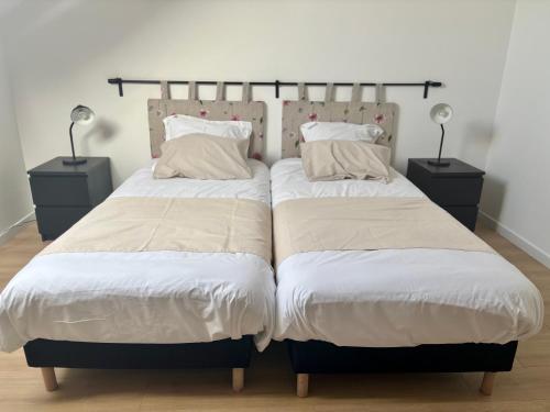 Cama o camas de una habitación en Gîte de charme avec piscine privée