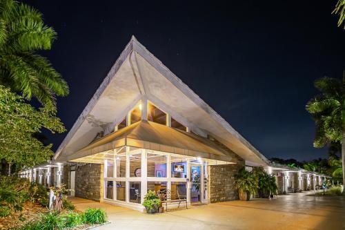 a building at night with lights on at The Fairways Inn of Naples in Naples