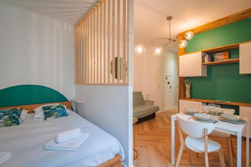 une chambre avec un lit et une salle à manger dans l'établissement Rocky #cathedraledereims, à Reims