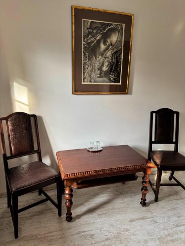 two chairs and a table and a table and two chairs at Na Hřebenovce in Krompach
