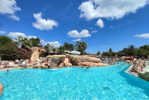 - une piscine dans un parc aquatique dans l'établissement Mobil Home Bungalow Camping Sables D Or, au Grau-dʼAgde
