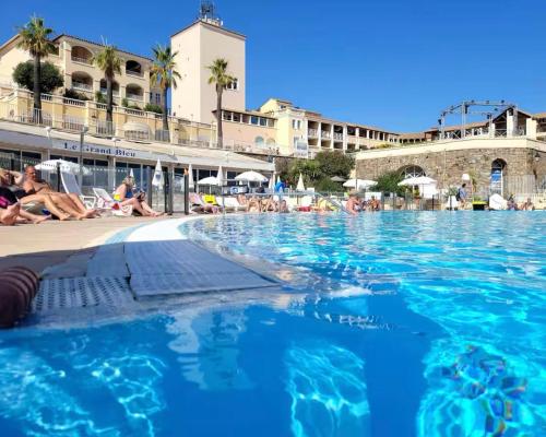 - une piscine d'eau bleue dans un complexe dans l'établissement Appartement saint Raphaël - cap esterel- 5 couchages- parking couvert, à Saint-Raphaël