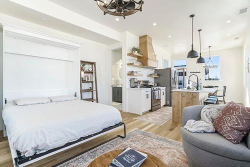 Η κουζίνα ή μικρή κουζίνα στο Alpine Abode Private Main Level Studio
