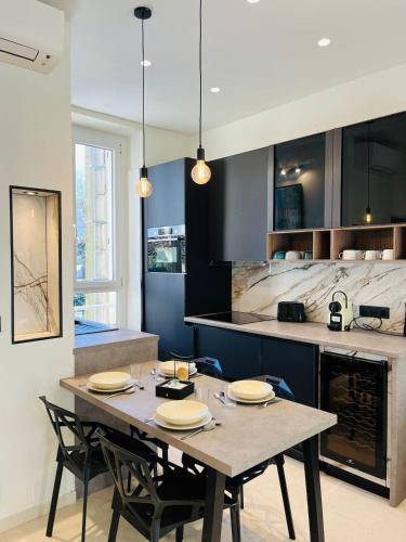 une salle à manger avec une table et des chaises et une cuisine dans l'établissement 3 pièces en cœur de cannes, à Cannes