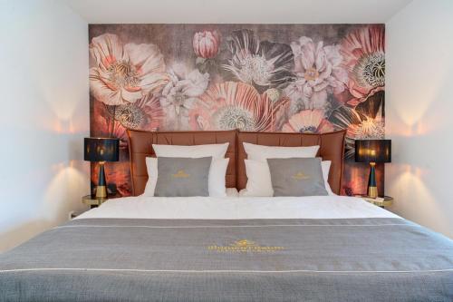 a bedroom with a large bed with a floral wallpaper at Blumen(t)raum Ferienwohnung 2 in Karlsruhe