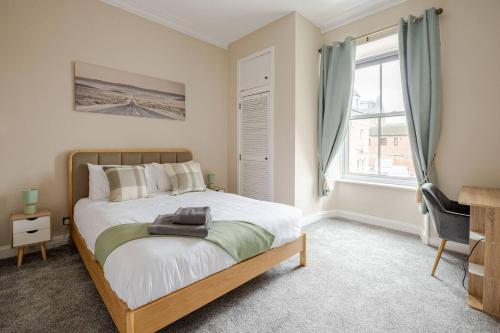 a bedroom with a large bed and a window at Modern and Stylish 1-Bed Apartment in Dundee City Centre - Perfect for Short or Long Stays & Contractors in Dundee