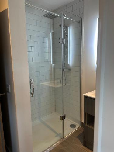 Bilik mandi di Skyelander Apartments