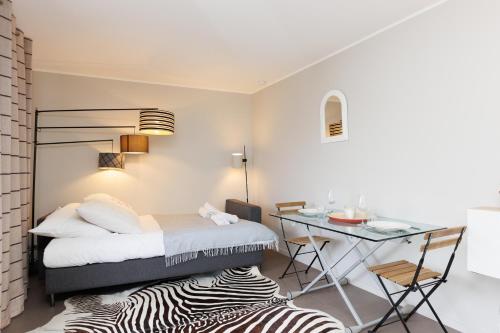 une chambre avec un lit et un bureau dans l'établissement Le Riviera - Cannes - Croisette - Casino, à Cannes