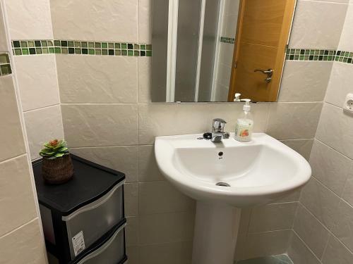 ビリャホヨサにあるParaiso Costero en Benidormの白い洗面台と鏡のあるバスルーム