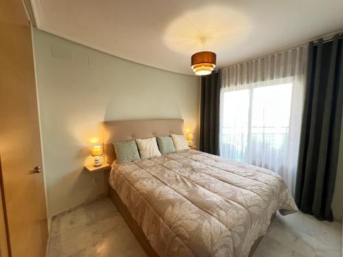 ビリャホヨサにあるParaiso Costero en Benidormの大きなベッドと窓のある寝室