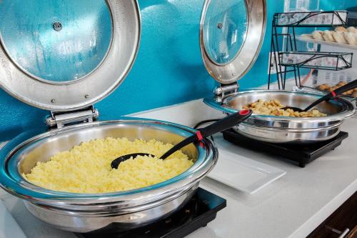 a counter with two bowls of food on a counter at Plantation Suites and Conference Center in Port Aransas