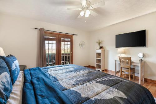 a bedroom with a bed and a flat screen tv at Berry Springs Lodge in Sevierville