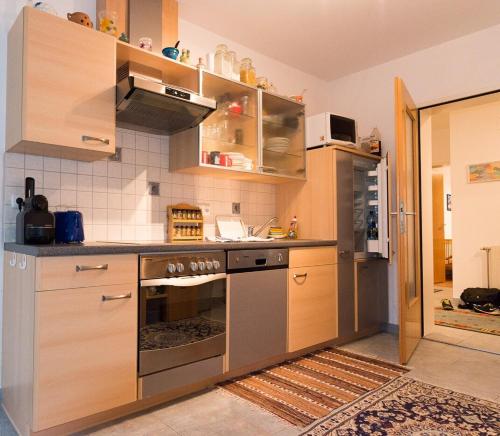 ヴァルヒゼーにあるGrosszügige Wohnung am Waldrandのキッチン(コンロ、オーブン付)