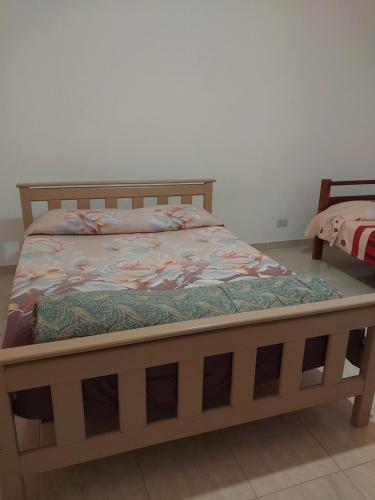 En eller flere senge i et værelse på Suarez home