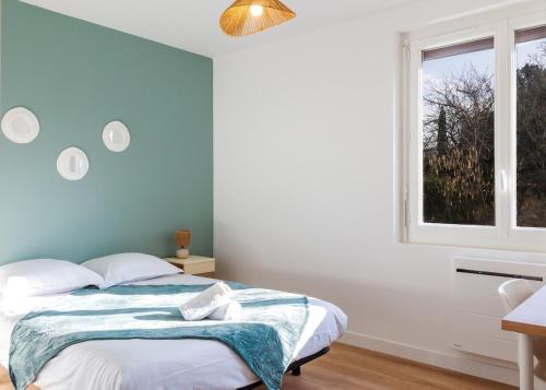 une chambre blanche avec un lit et une fenêtre dans l'établissement L'escapade colorée - gare - Futuroscope - parking, à Poitiers