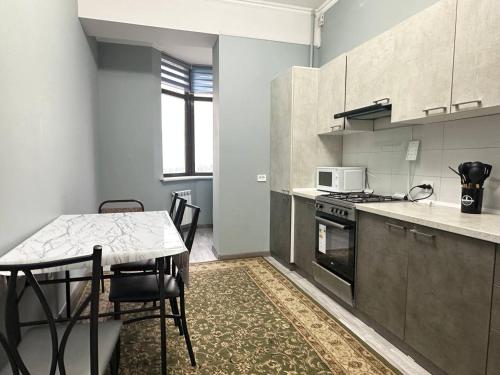 Η κουζίνα ή μικρή κουζίνα στο Kulikov apartment on Sydykova 156