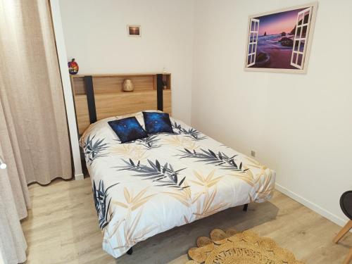 une chambre avec un lit avec des draps bleus et blancs dans l'établissement Rez-de-jardin indépendant Ajaccio calme nature, à Ajaccio