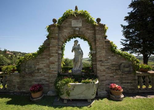 a statue of a woman in an arch with flowers at Villa Cattani Stuart XVII secolo in Pesaro