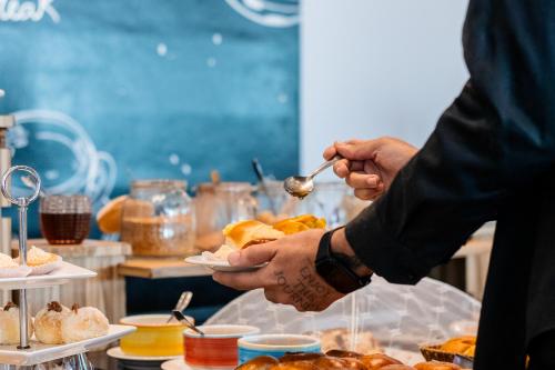 Comida en o cerca de este hotel