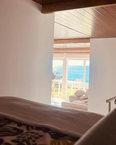 a bedroom with a bed and a view of the ocean at Maravillas Loft in La Herradura