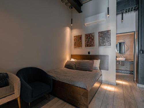 Postel nebo postele na pokoji v ubytování The Palm Loft Modern Comfort with a Fully Equipped Kitchen