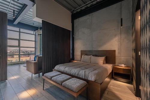 Postel nebo postele na pokoji v ubytování The Diamond Loft Modern Luxury with a Fully Equipped Kitchen