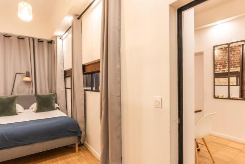 une petite chambre avec un lit dans une pièce dans l'établissement Duplex Cinema I Luxe Collection, à Paris