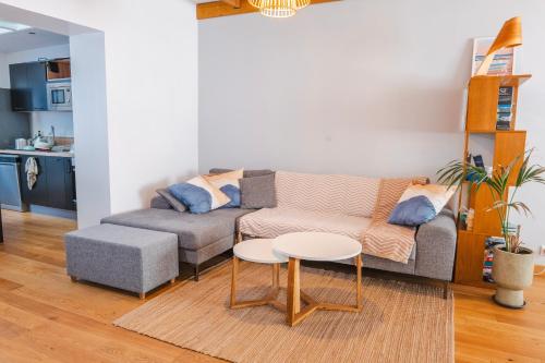 a living room with a couch and a table at maison R&vâmes in Calais
