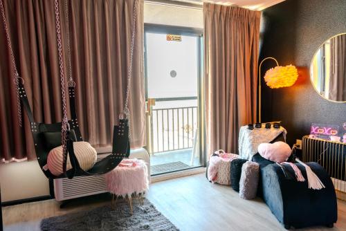 - une chambre pour enfants avec une balançoire et un lit dans l'établissement 50 Shades Of Grey - Romance Suite! Couples Retreat 717, à Myrtle Beach