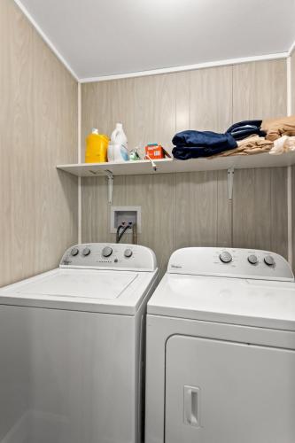 a laundry room with two machines and a shelf at Hidden Treasure in Stanton